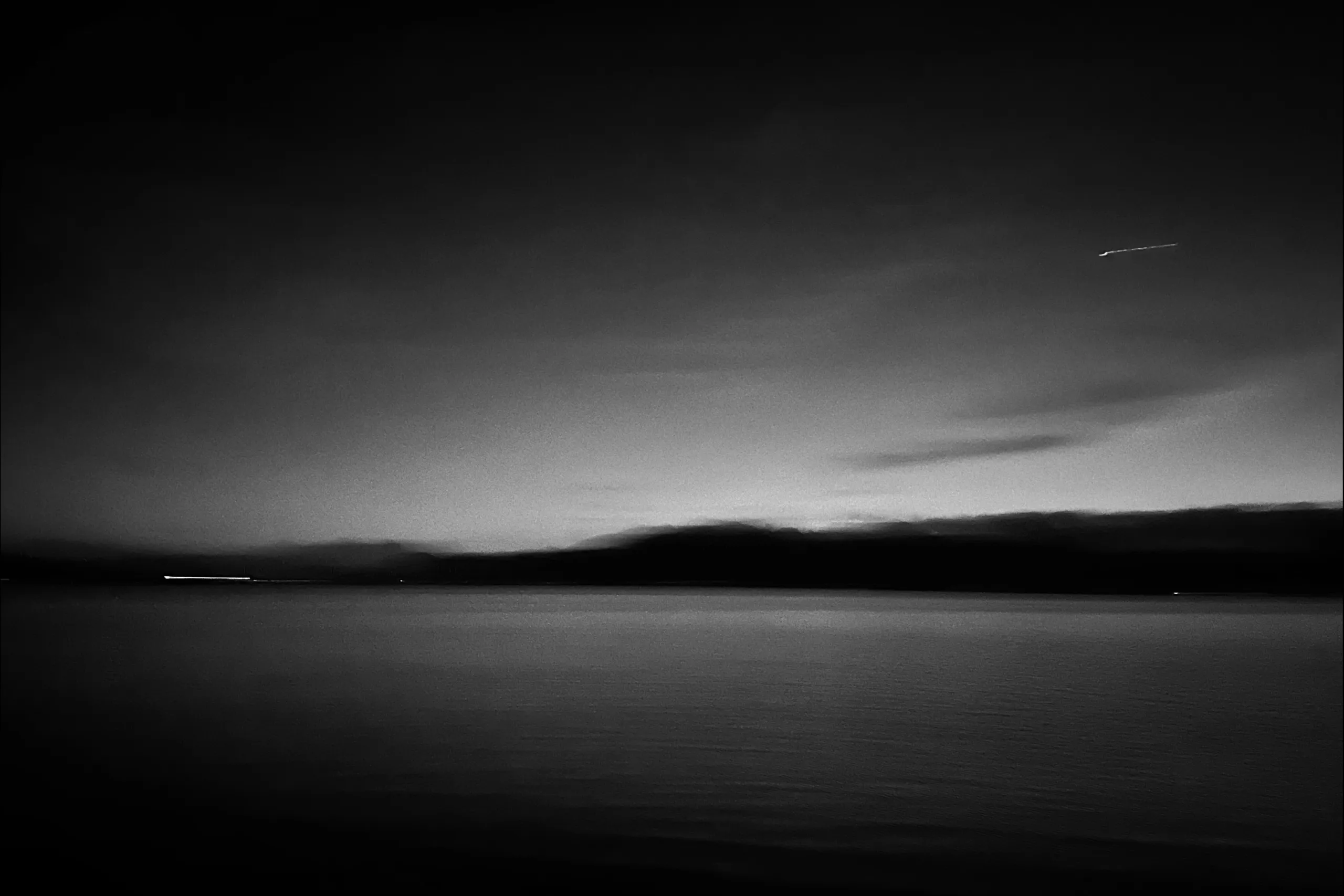A quiet horizon over Dongqian Lake